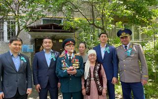 Ветеранов Великой Отечественной войны поздравили военнослужащие в Алматы