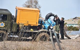 Дезинфекционные работы подтопленных домов проводятся в городе Кульсары Атырауской области 