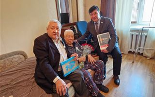Посольство РК в Украине поздравило ветерана Великой Отечественной войны с 79 годовщиной победы