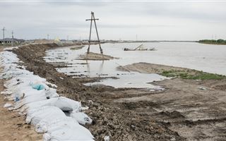 Канат Бозумбаев поручил усилить дамбы к пику паводков в Атырау