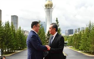 В Казахстан прибыл глава МИД Китая