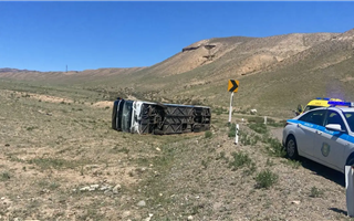 Тринадцать туристов пострадали из-за перевернувшегося в Алматинской области автобуса
