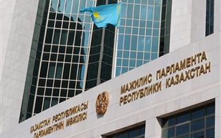 Депутат считает, что чиновники не стали работать лучше в Казахстане