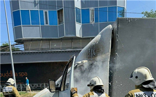В Шмыкенте потушили загоревшийся грузовой автомобиль