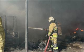 В Алматы загорелся склад