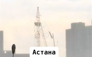 Стрела башенного крана упала в Астане - видео