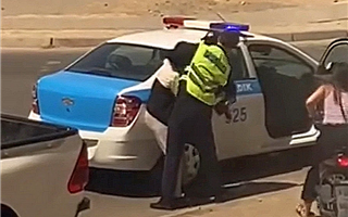  Пассажирка мопеда сбежала во время задержания водителя в Актау 