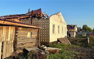 В ВКО сильный ветер сорвал крыши десятков домов