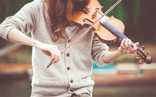 Учёные выяснили, как игра на музыкальном инструменте влияет на мозг подростков