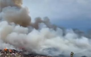 В Алматинской области больше суток тушат пожар на мусорном полигоне