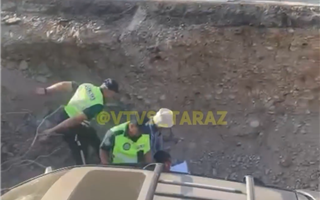 Водителя, авто которого провалилось в яму, накажут в Таразе