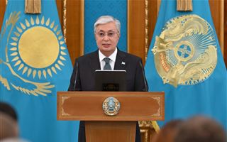 Токаев поздравил госслужащих Казахстана