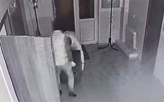 В Акмолинской области на видео попала кража сейфа