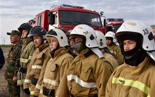 15 человек эвакуировали из горящей многоэтажки в Караганде
