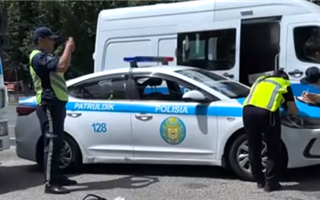 Алматинские полицейские задержали вооруженного пистолетом мопедиста