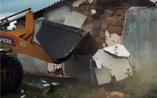 В Актобе начали сносить дома, которые стали аварийными из-за паводка