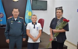 10-летний казахстанец с гипсом на ноге вытащил брата из горящего дома