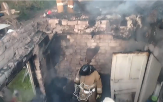В Актобе горел частный жилой дом