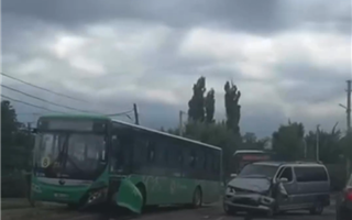 В Алматы случилось очередное ДТП с автобусом