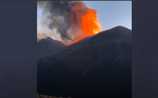 В Италии начали извергаться два вулкана