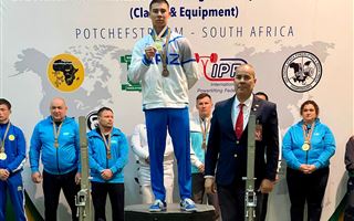 Казахстанец выиграл два золота на чемпионате трех континентов по пауэрлифтингу