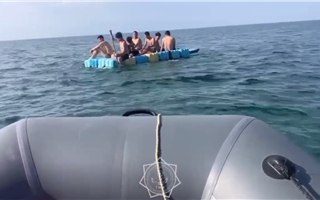 В Каспийское море унесло подростков на плоту из пластиковых кубиков