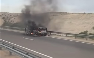 Автомобиль сгорел на трассе Актау-Жанаозен