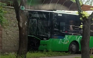 В Алматы грузовик врезался в пассажирский автобус