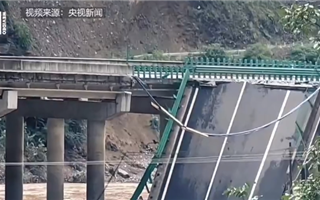 В Китае обрушился автомобильный мост, погибли люди