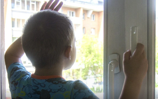 В Акмолинской области из окна  второго этажа выпал четырёхлетний ребенок