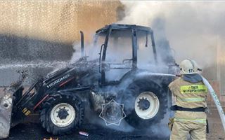 В Алматы горел трактор