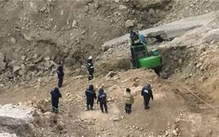 Автобус, рухнувший под землю на руднике "Майкаинзолото", найден спустя полгода