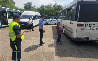 В ВКО полицейские проверяют водителей автобусов