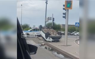 В Астане в результате ДТП авто перевернулось на крышу