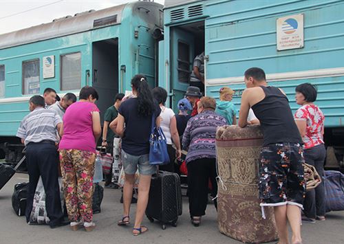 Потрачены миллиарды: почему рядовые казахстанцы должны оплачивать госпрограмму переселенцев с юга на север
