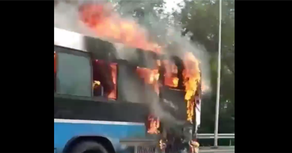 Сгорел автобус на королёва.