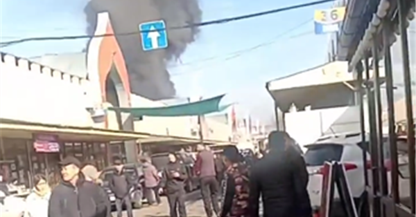 Пожар в алматы сегодня на барахолке. Барахолка в Алмате горела. Базар барахолка в Алматы. Барахолка Ялян горит. Как рынок горит.