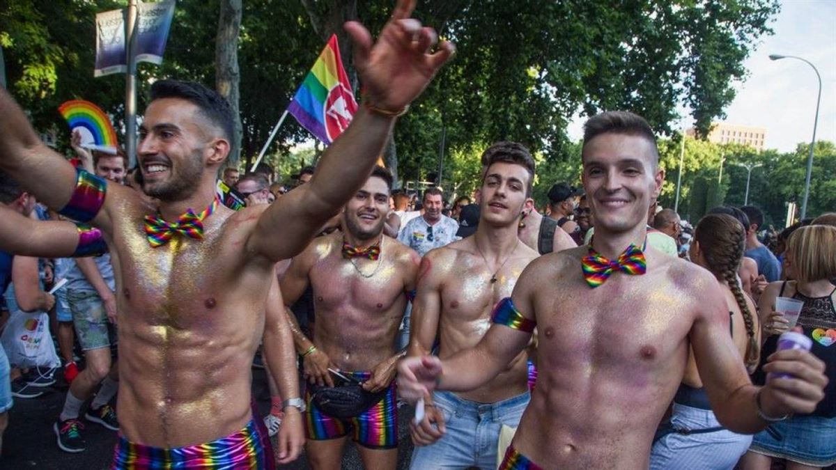 Противники гей-парада ворвались в офис организаторов акции в Тбилиси -  Новости | Караван