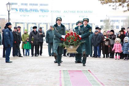В Актобе торжественно почтили память казахстанского генерал-лейтенанта 