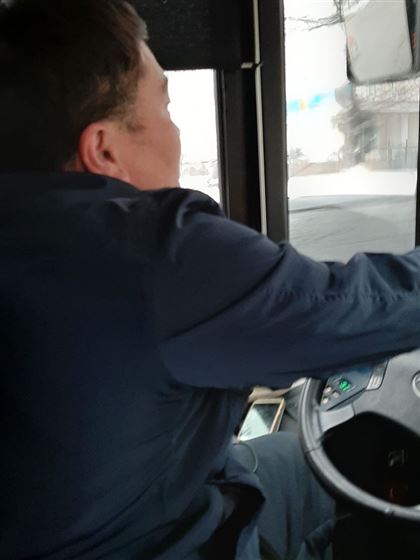 В Алматы накажут водителя, который курил и выбросил сигарету в окно