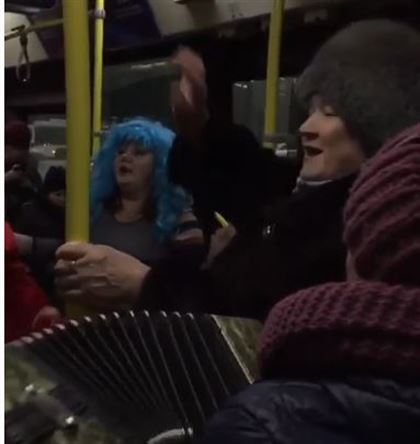 "Умеет старшее поколение по-доброму веселиться": видео в столичном автобусе умилило пользователей Сети