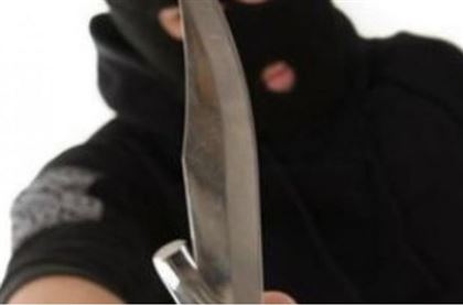 Мужчина в маске и с ножом ворвался в магазин в Абае