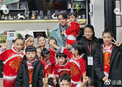 Китайские дети окружили Димаша Кудайбергена