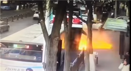 Автобус с людьми провалился в яму и взорвался на трассе в Китае
