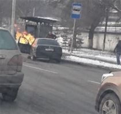 В Алматы на дороге у остановки загорелся автомобиль 