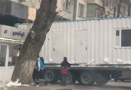 Show Must Go On: в Алматы автомобиль вновь въехал в здание