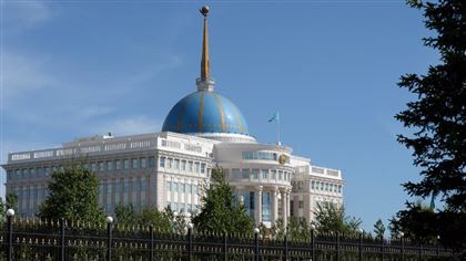 Президент Казахстана наградил полицейского, погибшего от рук дебошира