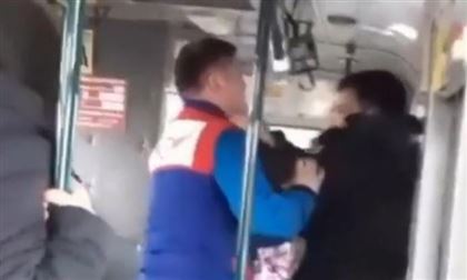 В Уральске кондуктор автобуса подрался с пассажиром