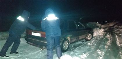 На трассе в Алматинской области в снежных заносах застряли машины