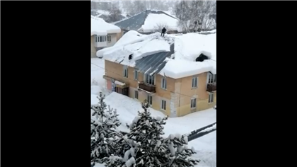 Видео падения людей с крыши во время уборки снега распространилось в казнете